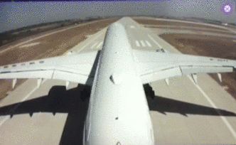 看东航机外摄像头拍下的大兴落地瞬间