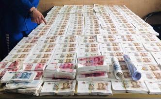 滿屋的“錢”！7臺打印機(jī)造65萬元假幣 