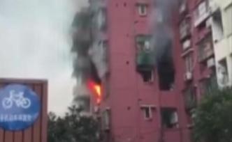 暖聞｜杭州一沿街住戶凌晨失火，過路灑水車加壓噴水控制火勢