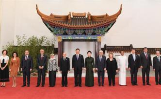 習(xí)近平和彭麗媛歡迎外方領(lǐng)導(dǎo)人夫婦及嘉賓