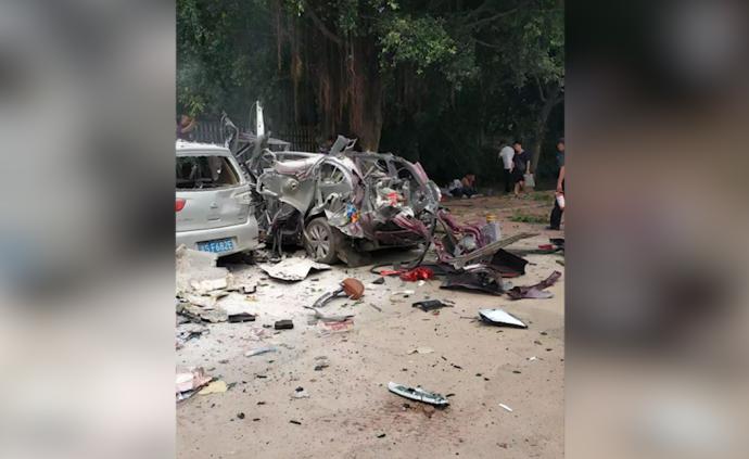 大學門口攤販氫氣球爆燃，1人傷3車受損