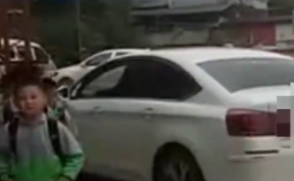 貴州鳳崗一轎車頂著小學生強行左轉(zhuǎn)，駕駛員被罰一百元記3分