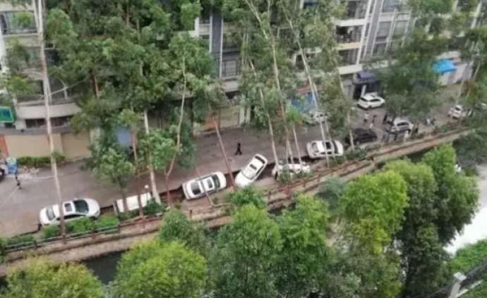 佛山一路段发生塌陷，六辆车侧翻入坑