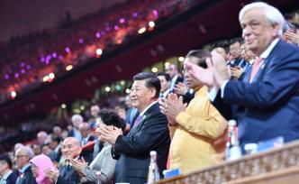習(xí)近平和彭麗媛同外方領(lǐng)導(dǎo)人夫婦共同出席亞洲文化嘉年華活動