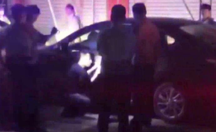 醉駕車主反鎖車，民警攔停喊來開鎖匠