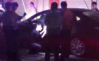 醉駕車主反鎖車，民警攔停喊來開鎖匠
