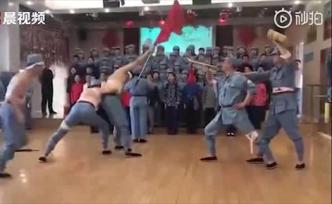 合肥一小學(xué)合唱比賽爸爸們激情演繹抗戰(zhàn)英雄，網(wǎng)友：演技炸裂