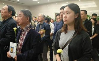 “葫蘆娃”主題曲送別胡進(jìn)慶，“老同學(xué)黑貓爺爺”獻(xiàn)花圈