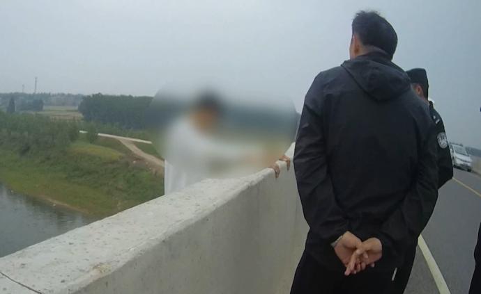 父親不給買新手機(jī)，18歲兒子要跳河