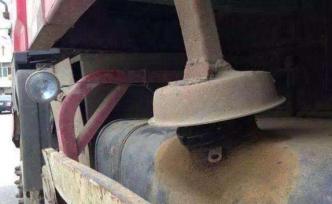 货车司机高速加油站发现“油耗子”偷油，追赶时遭对方轧断腿