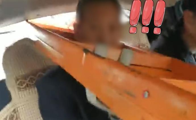 轎車載長梯套乘客頭上，交警：難受不？