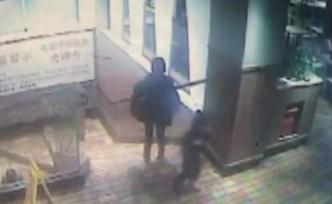 母亲遗弃自闭症儿子：我被逼到绝路了