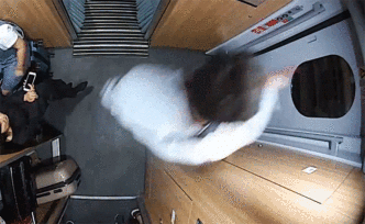 男子酒后砸高铁车窗玻璃：我想透透气 