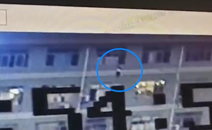 女童六樓墜落，樓下廣告燈箱救她一命