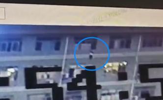 女童六樓墜落，樓下廣告燈箱救她一命