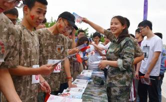 视频丨“点亮青春、逐梦军营”，大学生征兵宣传进上海高校