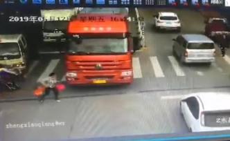 女子和小孩斑馬線上被卷入貨車底身亡