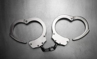 蒙面男深夜持刀“二維碼搶劫”，改了昵稱刪了記錄第二天被抓
