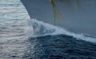 南部战区回应美舰擅闯中国南海有关岛礁邻近海域：警告驱离