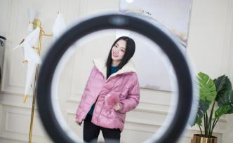 90后獨臂女主播酷似郭碧婷，每天換300套衣服月入十萬