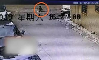 小孩蹲地遭輾軋身亡，女司機(jī)稱完全沒看到