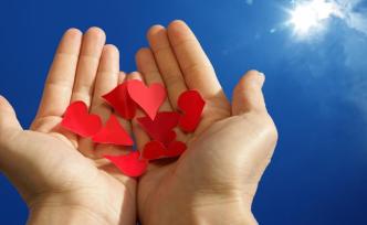 暖聞｜重慶六旬老人撿錢包原地等待半小時(shí)，民警接力找到失主