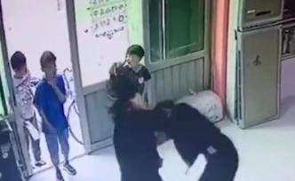 不爽玩闹，保定女子自己打完小朋友还指使儿子掌掴致家长互殴