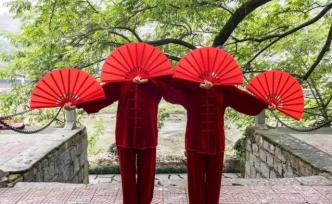 當(dāng)他們都隱去臉面，我拍到了一種曖昧的意境