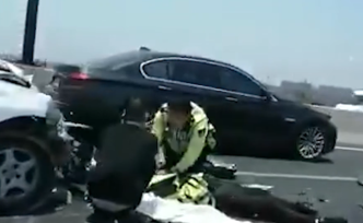 杭州一交警處理事故時(shí)遭后方車(chē)輛撞擊，受傷嚴(yán)重