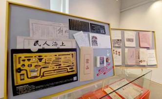 這套紅色文創(chuàng)產(chǎn)品有一封“密函”，上海解放70周年當(dāng)天發(fā)售