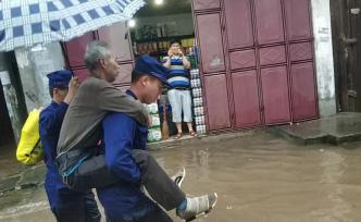 灾民帮救人，还唱猪八戒背媳妇逗乐消防