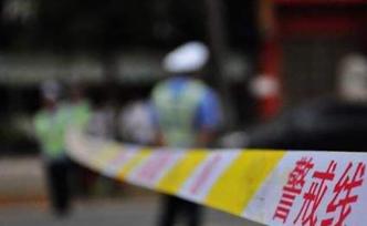 安徽蕪湖境內(nèi)一轎車與重型自卸貨車發(fā)生碰撞，致4死1傷