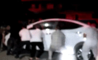 私家車堵住消防車道，居民抬起搬走