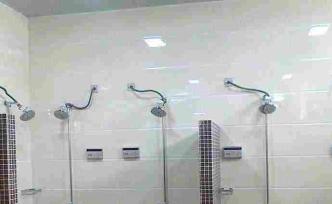 天外通报可疑男子着女装混进女浴室：校外人员，警方已带走