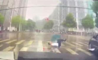 高中生雨中過(guò)斑馬線滑倒，后腦著地昏厥