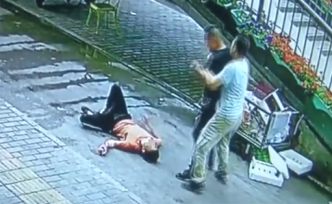 攤販爭(zhēng)攤位持剪刀捅傷同行后窮追不舍，干警飛身奪剪刀救人