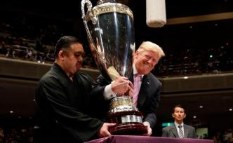 特朗普东京观战相扑：咬牙扛60斤奖杯