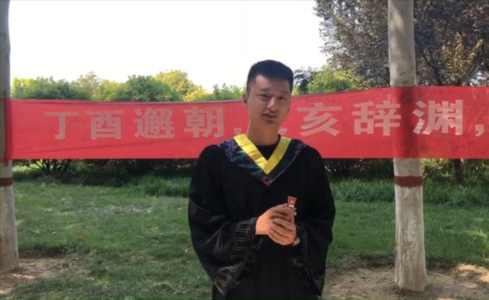 高校掛百條橫幅寄語畢業(yè)生，學(xué)生被感動(dòng)