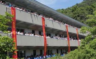 “高考加油！”杭州一所高中低年級學(xué)生每年“喊樓”祝福學(xué)長