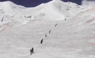 登山爱好者掉入30米深冰裂缝遇难，救援组三天搜救交付家属