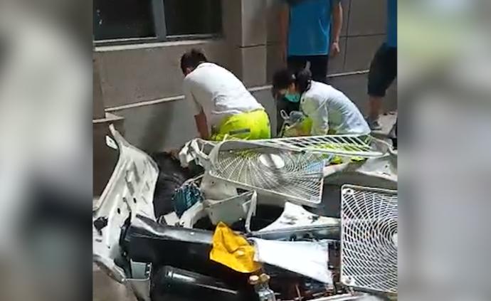 “蜘蛛人”疑被空調(diào)外機砸中，13樓墜亡