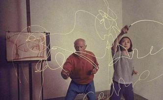 和畢加索一起光繪，在戴安娜身旁翻白眼，這個(gè)藝術(shù)家無處不在