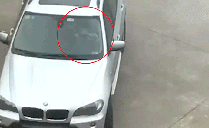 三歲小孩醫(yī)院內(nèi)“駕車”繞圈，其父被罰