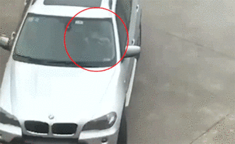 三歲小孩醫(yī)院內(nèi)“駕車”繞圈，其父被罰