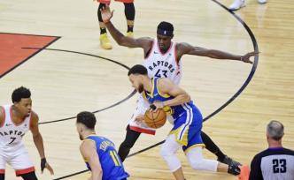 猛龙主场胜勇士！总决赛1比0领先，西亚卡姆砍下32分