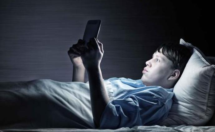 关灯玩手机,真的会导致眼部黄斑病变吗?