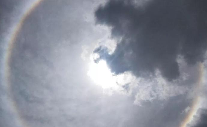 昆明上空現(xiàn)日暈景觀，巨大圓環(huán)似美瞳