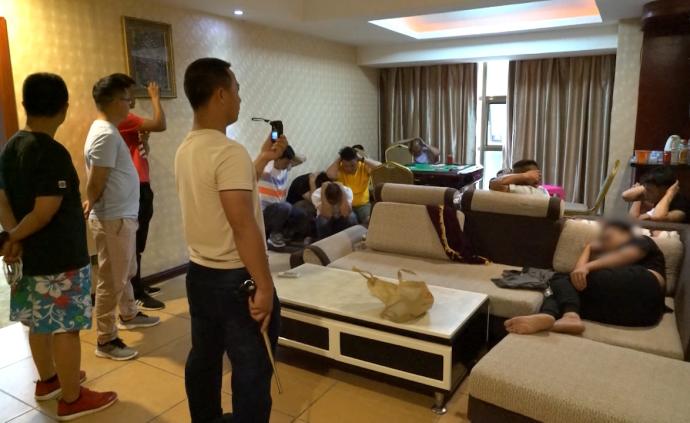 賭徒太投入渾然不覺，警察連喊“別動”