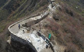 騾扛人抬運石料，箭扣長城修繕逐步推進