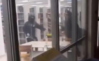 貴州一高校學(xué)生圖書館內(nèi)持刀與保安對(duì)峙，派出所：有抑郁病史